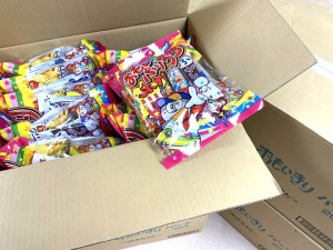 お菓子寄贈(㈱輝ホールディングス様)